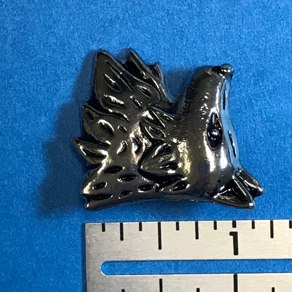 Antiqued Silver Wolf Pin, Brooch/Pendant - Picture 3 of 4